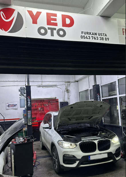 YED OTO’da lifte kaldırılmış SUV araç