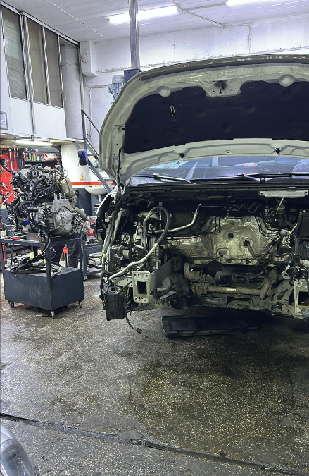 YED OTO’da motoru sökülmüş araç ve atölye